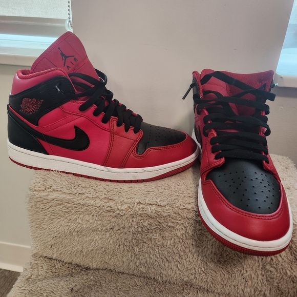 Jordan 1 Mid Reverse Bred (2021) Size 8 - Picture 3 of 7